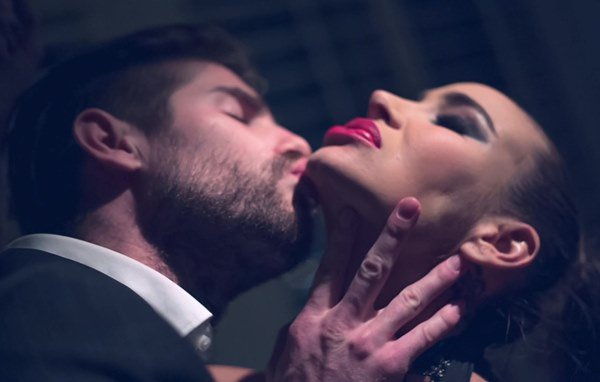 Очень красивый и страстный ролик, насыщенный красками и эмоциями