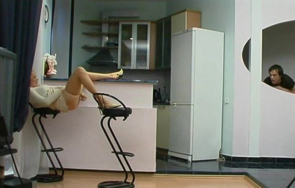 Увидел из-за угла как девушка мастурбирует и долбится в попу и помог ей