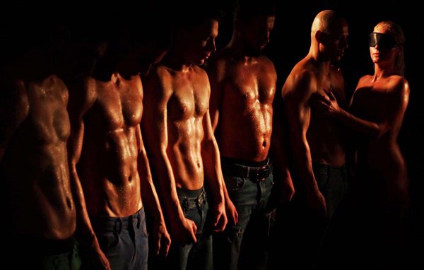 Зрелая женщина мастурбировала и мечтала как 2 красавчика удовлетворяют ее одновременно