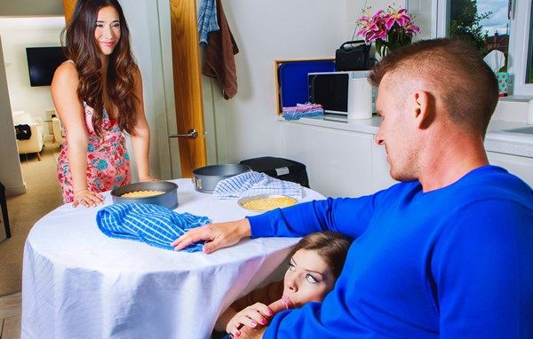 Женщины конкурентки соревнуются за член симпатичного соседа