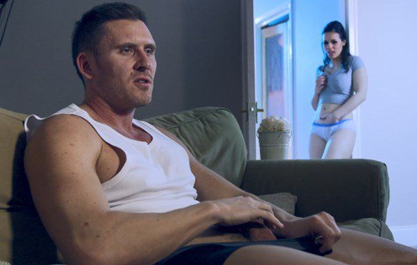 Девушка застала парня за дрочкой и возбужденно наблюдала пока не спалилась