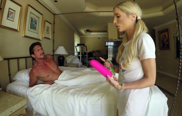 Отец спалил как дочь ворует мамин вибратор пока он спит и хочет дотронуться к его члену